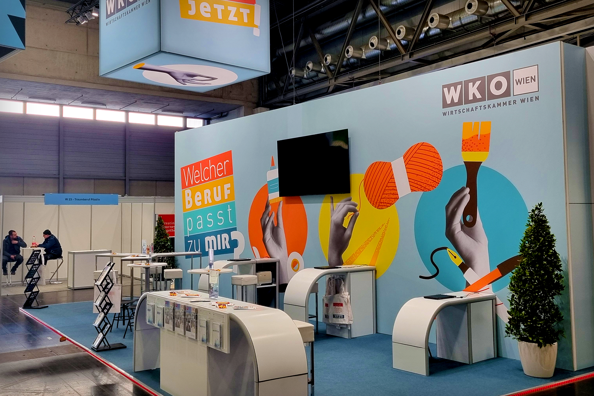 Werbe3 Individueller Messestand mit schwebendem Würfel